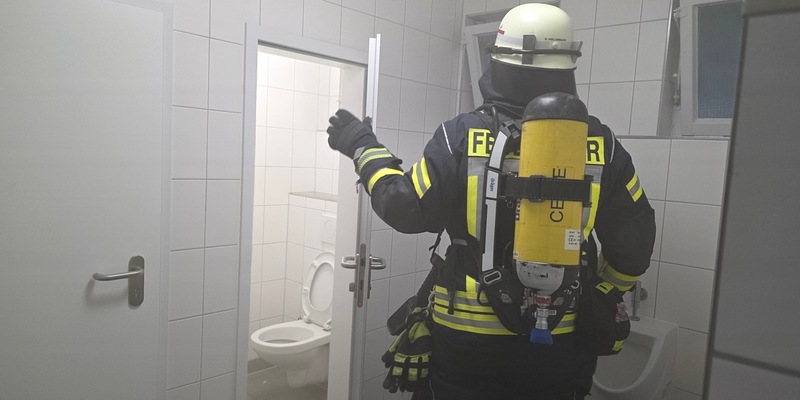 FW Celle: Feuer auf öffentlicher Toilette - Foto: presseportal.de