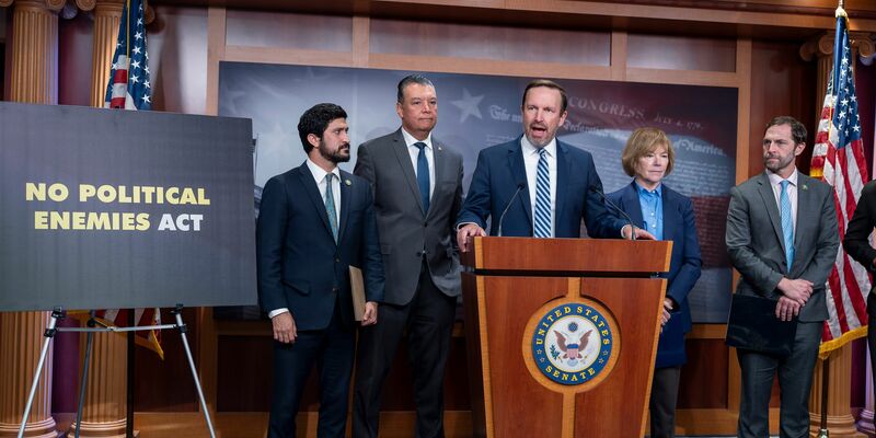 «Trump weist derzeit das Justizministerium an, Jagd auf seine politischen Feinde zu machen», sagt der demokratische Senator Chris Murphy.  - Foto: J. Scott Applewhite/AP/dpa