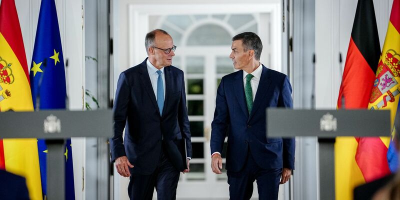 Bundeskanzler Merz betont bei seinem Antrittsbesuch in Madrid, dass Deutschland an der Seite Israels stehe.  - Foto: Kay Nietfeld/dpa