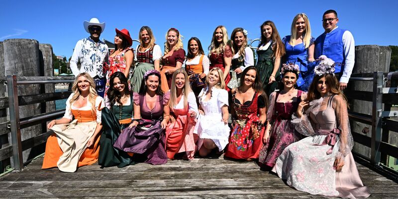 Designer Angelika Zwerenz sieht Cowboyhüte im Trend wie bei ihren Models links im Bild. - Foto: Felix Hörhager/dpa