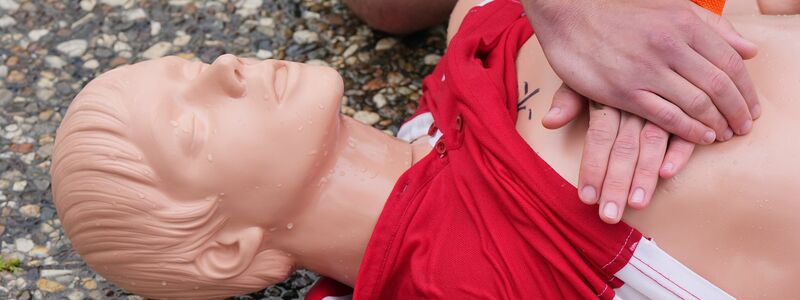  Nur jeder Vierte in Deutschland hat während der vergangenen zwei Jahre Herz-Lungen-Wiederbelebung geübt. (Archivbild) - Foto: Soeren Stache/dpa