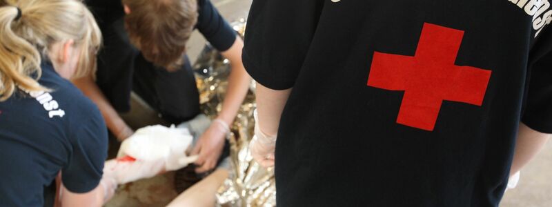 In Hessen und dem Saarland sind Wiederbelebungskurse in der Schule bereits Pflicht, NRW will folgen. (Symbolbild) - Foto: picture alliance / dpa