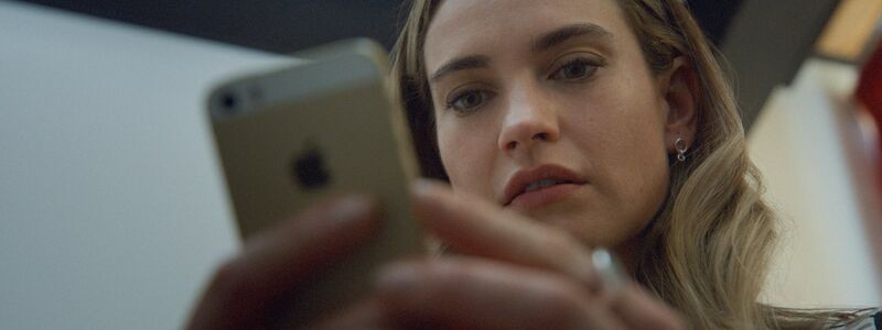Lily James spielt Whitney Wolfe Herd. - Foto: Disney/dpa