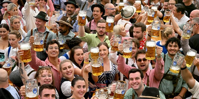 Rund 600 Polizisten sind in diesem Jahr auf dem wohl größten Volksfest der Welt im Einsatz. (Archivfoto) - Foto: Felix Hörhager/dpa