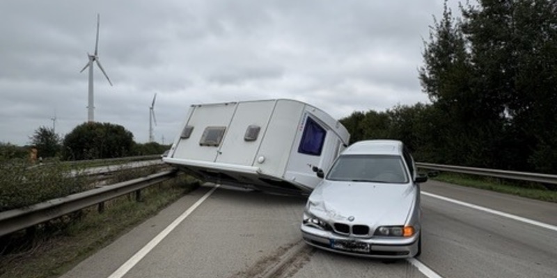 POL-CUX: Verkehrsunfall mit Pkw-Wohnanhänger auf der BAB 27 (Foto im Anhang) - Foto: presseportal.de