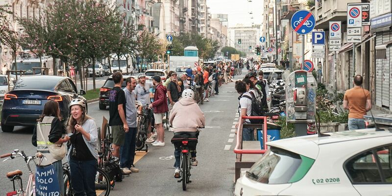 Eine Menschenkette gegen zugeparkte Radwege in Mailand. - Foto: Emanuele De Carli/IPA via ZUMA Press/dpa