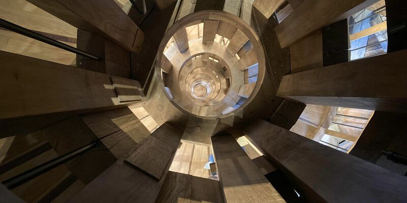 Ein neuer Spitzturm mit goldenem Hahn findet sich nun als Ersatz für den, der beim Brand 2019 einstürzte. - Foto: Sabine Glaubitz/dpa