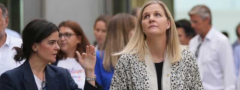 Kirsty Coventry (r) äußert sich zum Start von russischen Athleten bei Winter-Olympia in Italien - Foto: Antonio Calanni/AP/dpa