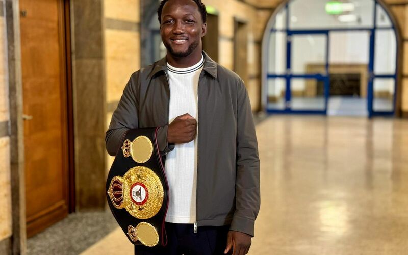 Der Boxprofi Abass Baraou mit dem Interimsweltmeistertitel des Verbands WBA. - Foto: --/Wasserman Boxing/dpa