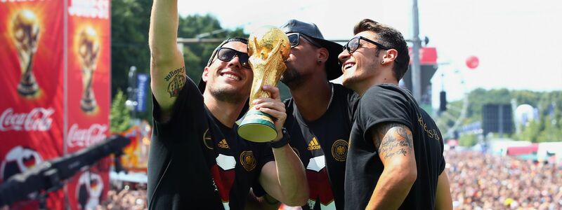 Weltmeister: 2014 feierte Jérôme Boateng (M.) seinen größten Triumph. (Archivbild) - Foto: Alex Grimm/Bongarts/dpa