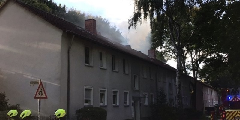 FW-GE: Dachstuhlbrand in Gelsenkirchen-Hassel - Bewohnerin gerettet, Feuerwehr im Großeinsatz - Foto: presseportal.de