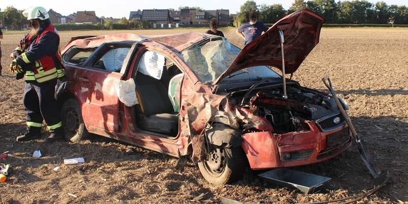 POL-DN: Fahrzeug überschlägt sich mehrfach - Foto: presseportal.de