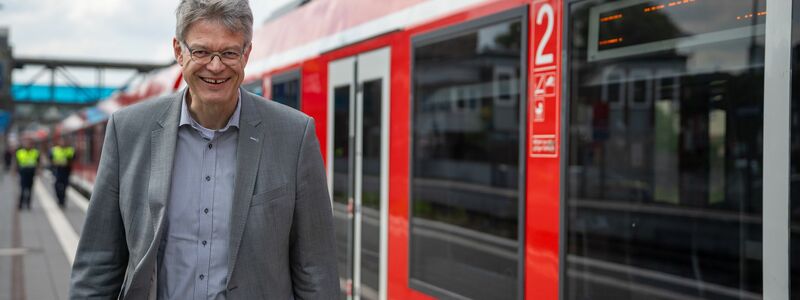 Kann mit dem Bahnverkehr in Deutschland nicht zufrieden sein: Bundesverkehrsminister Patrick Schnieder (CDU). (Archivbild) - Foto: Harald Tittel/dpa