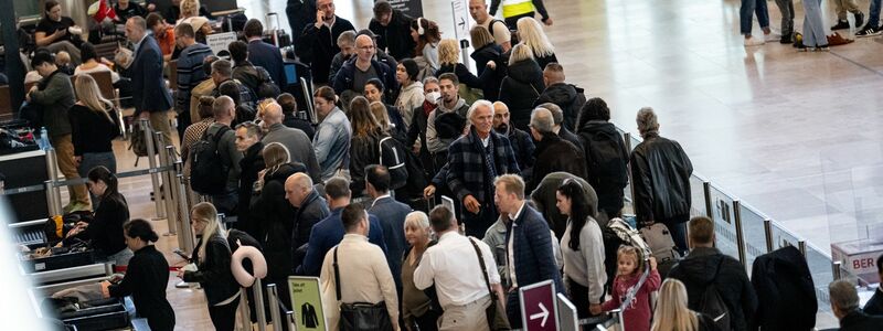 Passagiere müssen am Flughafen BER Geduld mitbringen. (Archivbild) - Foto: Fabian Sommer/dpa
