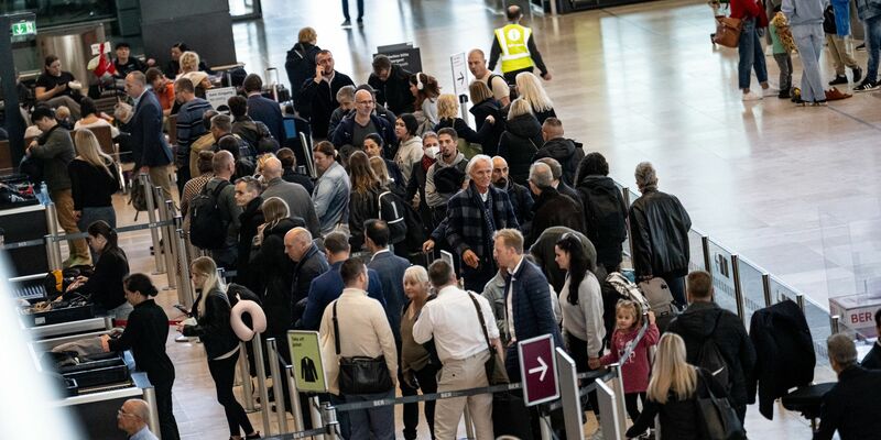 Passagiere müssen am Flughafen BER Geduld mitbringen. (Archivbild) - Foto: Fabian Sommer/dpa