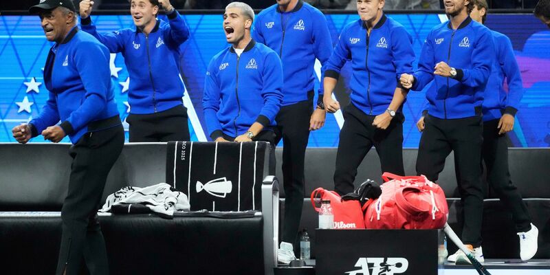 Carlos Alcaraz war gegen den US-Amerikaner Taylor Fritz chancenlos. - Foto: Jeff Chiu/AP/dpa
