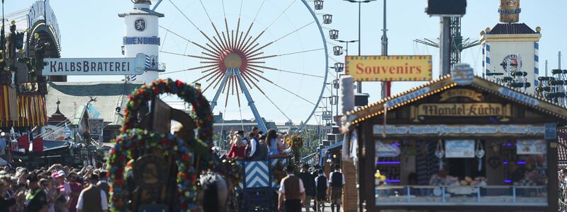 Das Münchner Kindl Franziska Inselkammer reitet zum Beginn des Oktoberfests auf die Theresienwiese. - Foto: Felix Hörhager/dpa