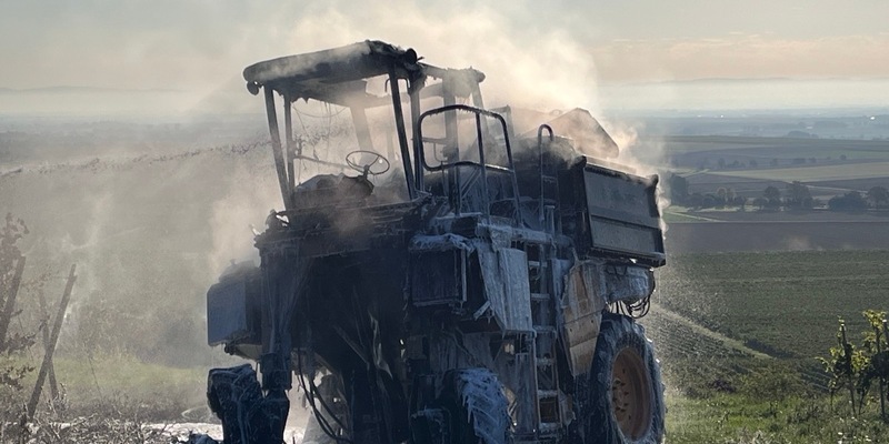 POL-PDNW: Brand eines Vollernters zwischen den Weinreben - Foto: presseportal.de