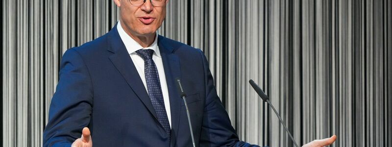 Bundesverkehrsminister Patrick Schnieder hofft, dass die neue Chefin samt neuer Strategie bei der Bahn den Richtungswechsel einleitet. (Archivbild) - Foto: Soeren Stache/dpa