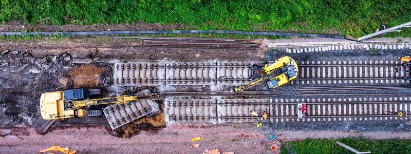 Die Bahn-Infrastruktur ist marode und bremst die Züge täglich vielerorts aus. Inzwischen wird reichlich gebaut - was der Pünktlichkeit im ersten Moment auch nicht zuträglich ist. (Archivbild) - Foto: Jens Büttner/dpa