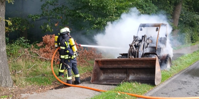 FW-Schermbeck: Radlader brannte - Foto: presseportal.de