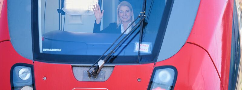 Die designierte neue Bahnchefin hat vor einigen Monaten selbst einen Lokführerschein absolviert. - Foto: Annette Riedl/dpa