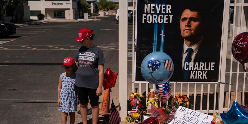Sein Organisation Turning Point USA bat Besucher der Trauerfeier um Spenden statt Blumen. - Foto: Jae C. Hong/AP/dpa