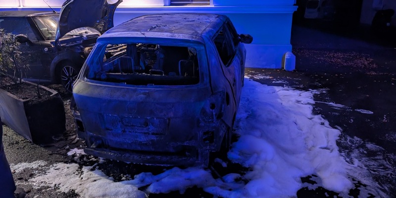 FW-BN: Feuerwehr verhindert Übergreifen eines PKW-Brandes auf Wohngebäude in Bad Godesberg - Foto: presseportal.de