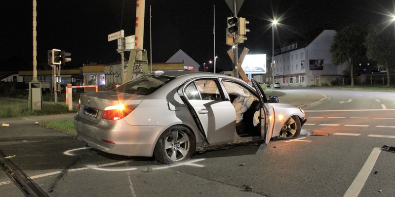 POL-HAM: Verkehrsunfall mit 5 leichtverletzten jungen Männern nach verbotenem Kraftzeugrennen - Foto: presseportal.de