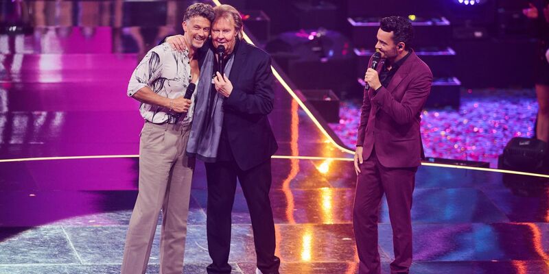 Gastgeber Giovanni Zarrella (rechts) und Entertainer Howard Carpendale und sein Sohn Wayne (links) standen gemeinsam auf der Bühne. (Archivbild) - Foto: Bernd Thissen/dpa