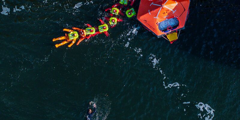 Die dortige Firma trainiert normalerweise vor allem Mitarbeiter der Offshore-Branche. - Foto: Jens Büttner/dpa