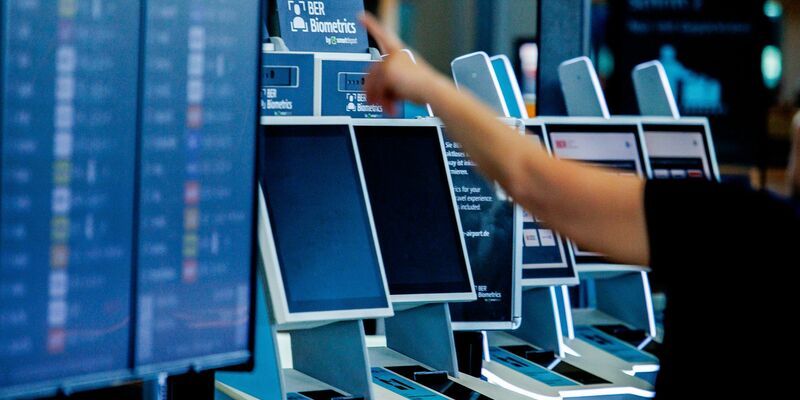 Nach einem Cyberangriff sollten Passagiere in Berlin am Flughafen eigenständig einchecken.  - Foto: Carsten Koall/dpa