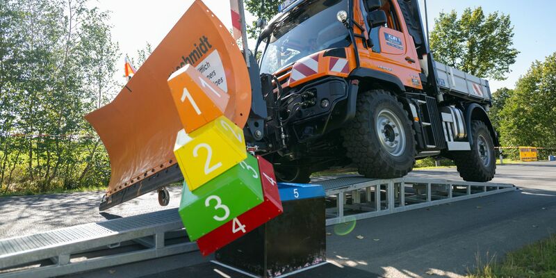 Die Gewinner der Schneepflug-Meisterschaft lassen sich feiern. - Foto: Pia Bayer/dpa