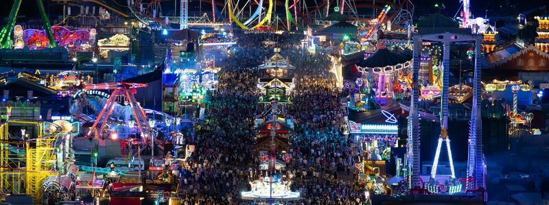 Bis in den späten Abend hinein blieb es voll auf dem Gelände. - Foto: Sven Hoppe/dpa