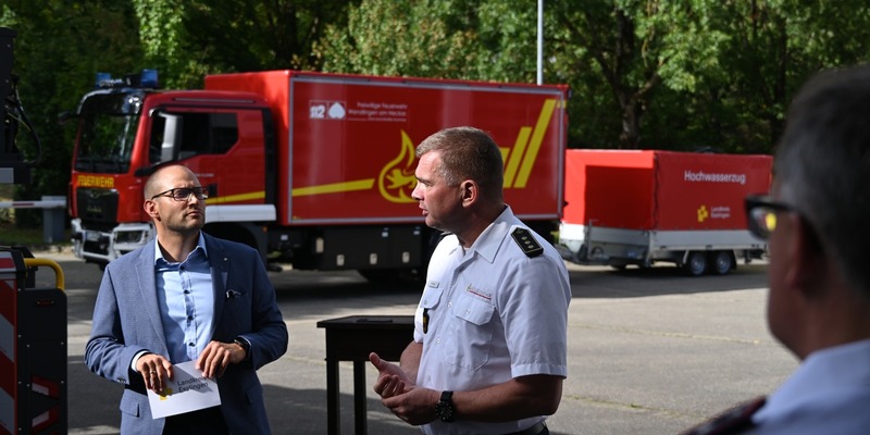 FW LK Esslingen: Landkreis Esslingen stärkt Bevölkerungsschutz - Übergabe neuer Einsatzfahrzeuge in Wendlingen - Foto: presseportal.de