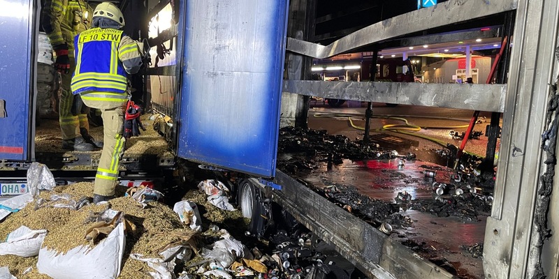 FW Lehrte: LKW-Anhänger brennt auf dem Autohof Lehrte an der Westtangente - Foto: presseportal.de