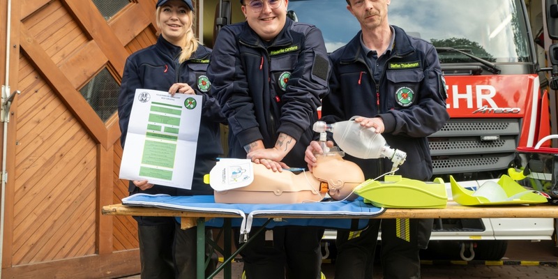 FW-RD: Feuerwehr Hamdorf startet AED-Projekt zur Lebensrettung - Foto: presseportal.de