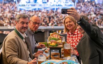 Wenige Tage vor der Veröffentlichung seines Wiesn-Hits «Sweet Caroline» lotste CSU-Chef Markus Söder (links) Kanzler Friedrich Merz (2.v.l.) und das SPD-Führungsduo Bärbel Bas und Lars Klingbeil auf das Oktoberfest. (Archivbild) - Foto: Peter Kneffel/dpa
