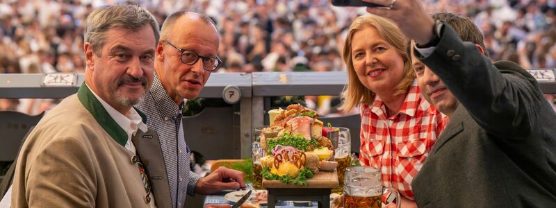 Wenige Tage vor der Veröffentlichung seines Wiesn-Hits «Sweet Caroline» lotste CSU-Chef Markus Söder (links) Kanzler Friedrich Merz (2.v.l.) und das SPD-Führungsduo Bärbel Bas und Lars Klingbeil auf das Oktoberfest. (Archivbild) - Foto: Peter Kneffel/dpa