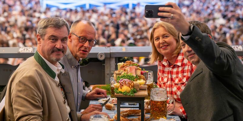 Überraschungsbesuch auf der Wiesn: Bundeskanzler Friedrich Merz (CDU) ist auf dem Oktoberfest aufgetaucht. - Foto: Peter Kneffel/dpa
