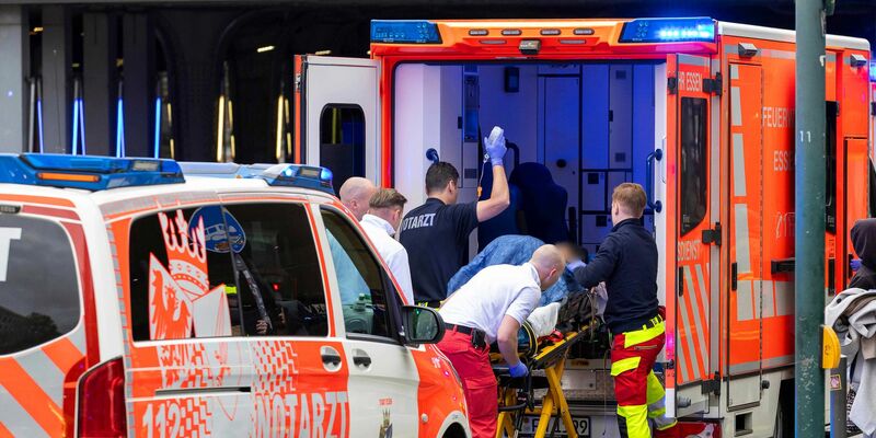 Am Essener Hauptbahnhof wurden laut Polizei zwei Personen verletzt. - Foto: Justin Brosch/dpa