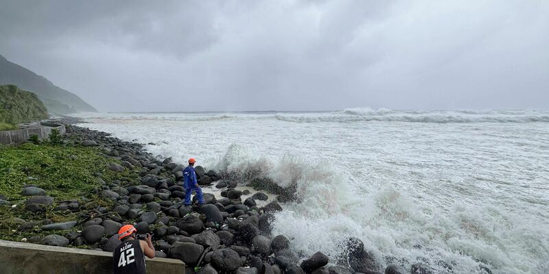 Die Behörde auf den Philippinen warnen vor Sturmfluten und orkanartigen Böen. - Foto: Justine Mark Pillie Fajardo/AP/dpa