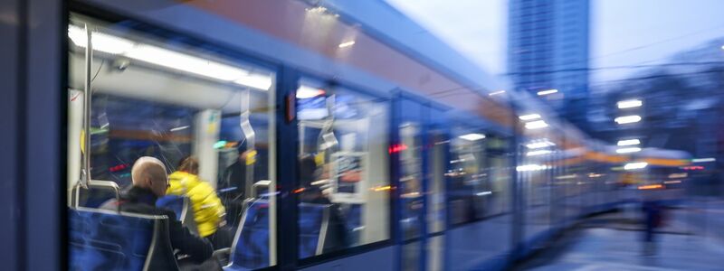 Die Zahl der Fahrgäste in Bussen und Bahnen legt leicht zu (Archivbild) - Foto: Jan Woitas/dpa