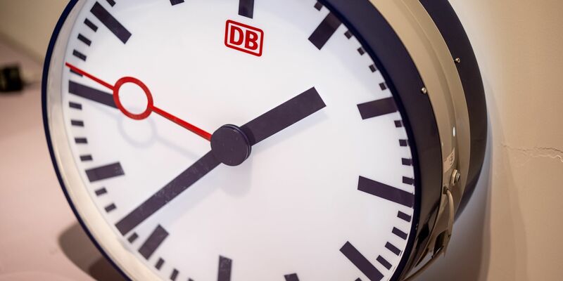 Die Bahn hat seit Jahren ein Pünktlichkeitsproblem. (Archivbild) - Foto: Fabian Sommer/dpa