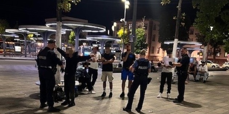 POL-OF: Unter anderem Drogen und Einhandmesser sichergestellt: Gemeinsame Kontrollen in der Waffenverbotszone - Foto: presseportal.de