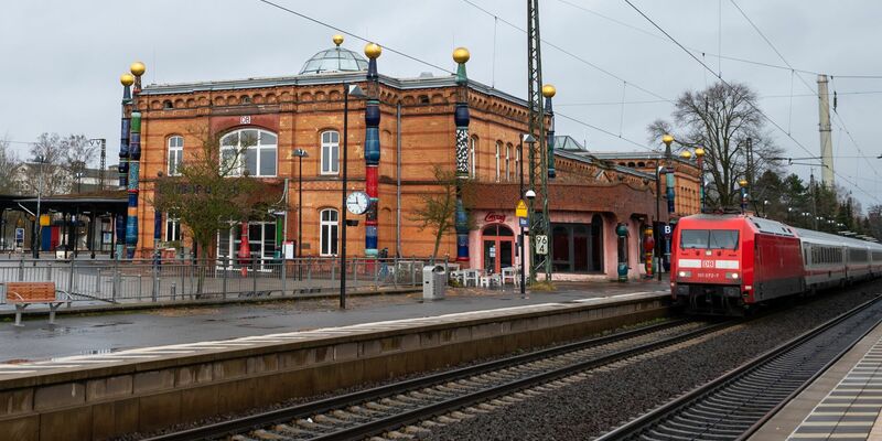 Warum die Oberleitung in Uelzen kaputt gegangen ist, war zunächst unklar. Ein umgefallener Baum soll es nicht gewesen sein, sagte eine Bahnsprecherin.  - Foto: Philipp Schulze/dpa