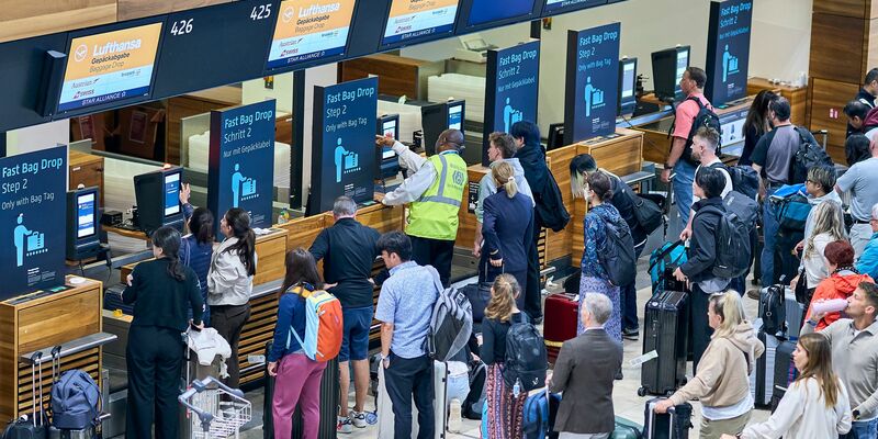 Am Berliner Flughafen gab es am Montagmorgen wegen eines Cyberangriffs weiterhin lange Warteschlangen sowie Verspätungen.  - Foto: Michael Ukas/dpa