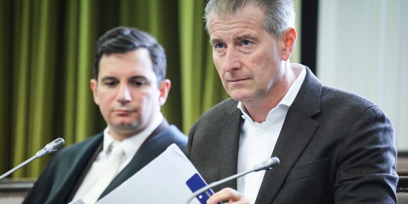 Der Vater schildert vor Gericht die Folgen der Entführung für seine Familie. - Foto: Christian Charisius/dpa-Pool/dpa