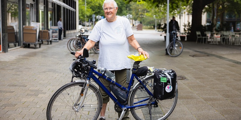 79-Jährige sitzt über 50.000 Kilometer im Fahrradsattel, um Spenden zu sammeln - Foto: presseportal.de