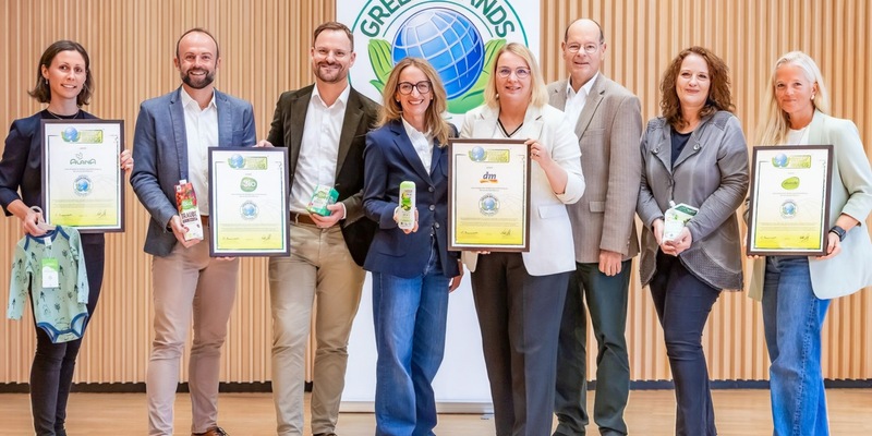 dm sowie alverde NATURKOSMETIK, ALANA und dmBio nach erfolgreichen Re-Validierungen mit Spitzenwerten erneut als GREEN BRANDS Germany ausgezeichnet - Foto: presseportal.de